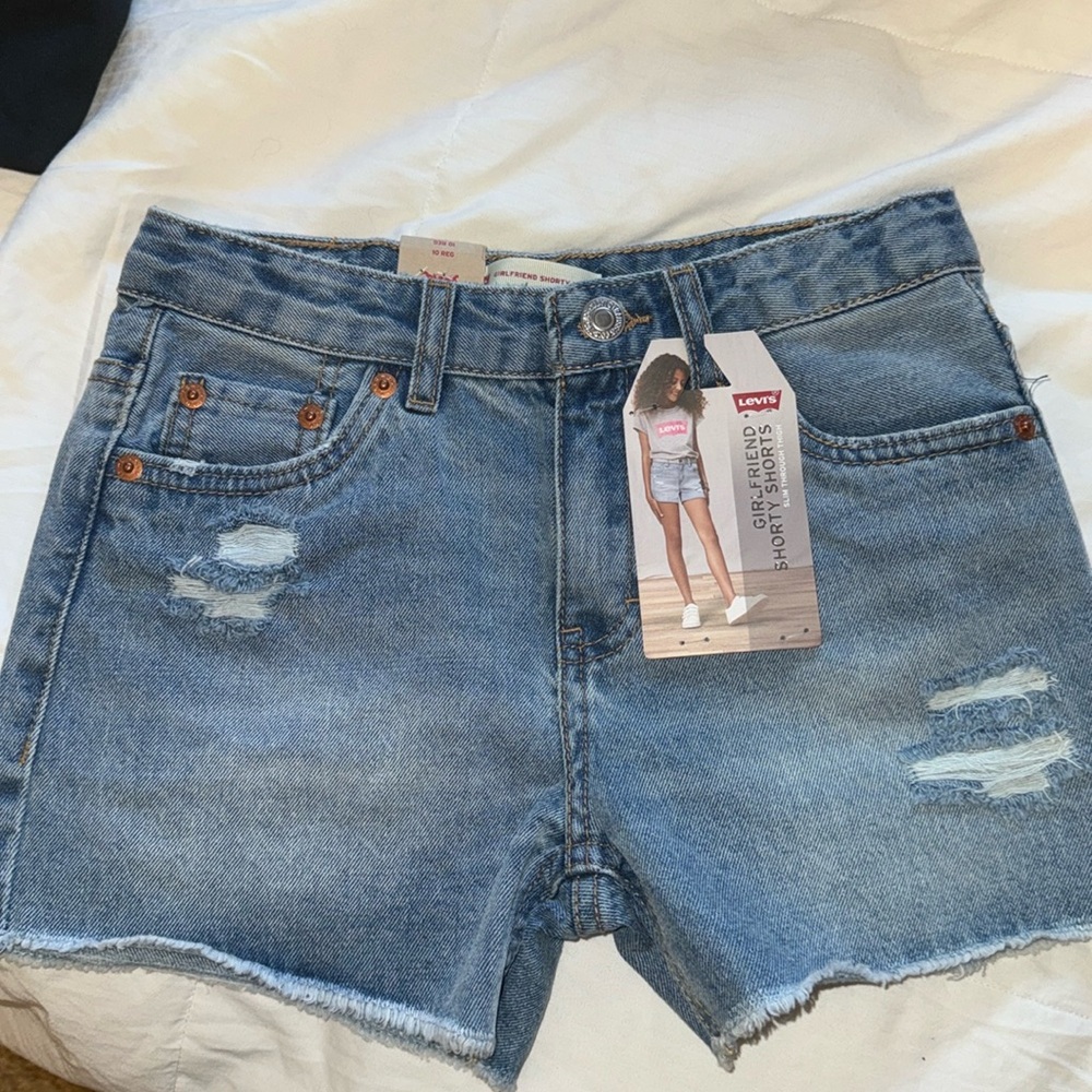 Levi’s girlfriend shorty short